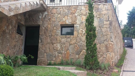 Muro De Pedra De Pedras Naturais, De Diferentes Tamanhos